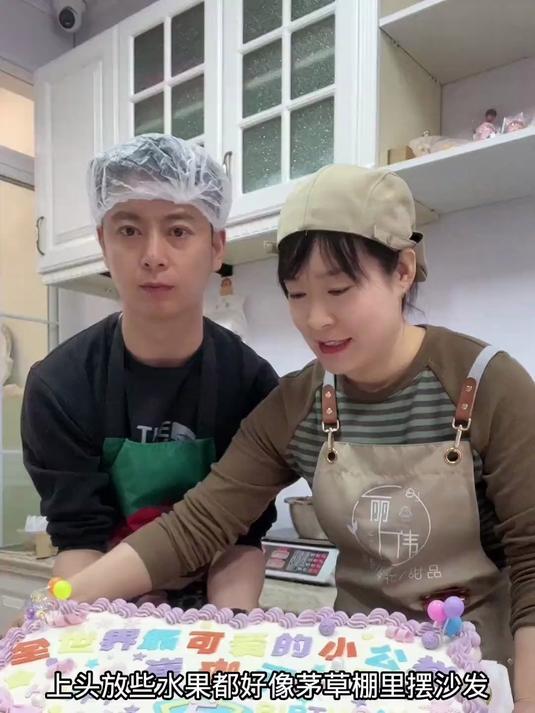 拼接蛋糕盒，做30多个纸杯蛋糕和同学老师一起分享