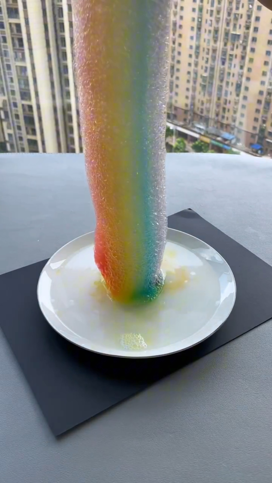 一个矿泉水瓶子就可以制作出这种彩虹泡泡是真的吗?
