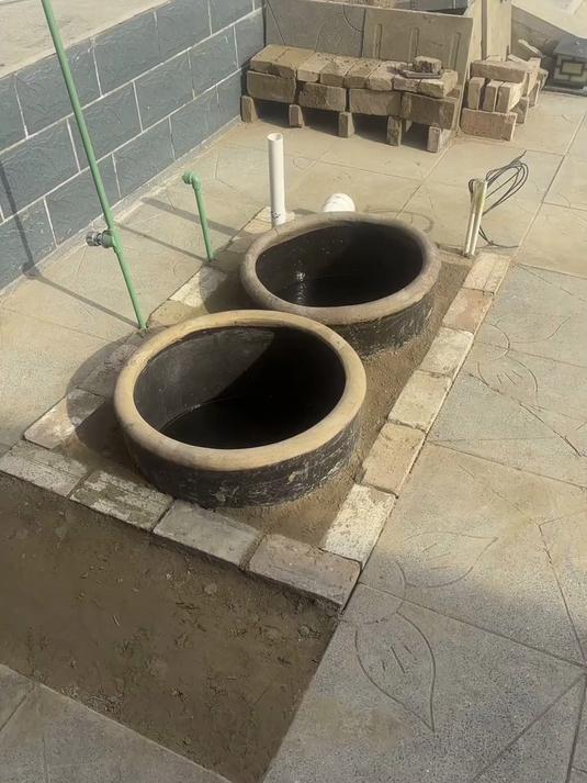 两个旧水缸在院子里,轻松做一个小鱼池,安装上路灯晚上更漂亮