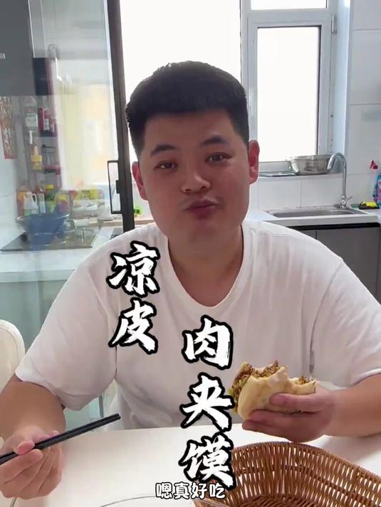 感觉现在的凉菜摊都是凉菜刺客，随便一夹就得好几十