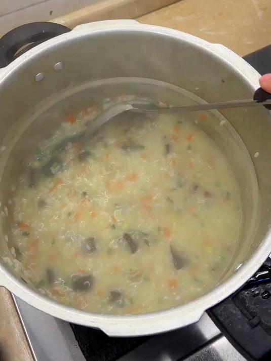 清爽又营养好喝的皮蛋瘦肉粥,十分钟就可以搞定,大人小孩都爱喝