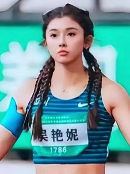 吴艳妮训练中欢度国庆!举重90公斤,大腿肌肉炸裂