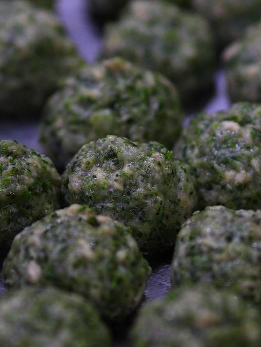 快过年了,拔点猪屎草做肉丸子,简单美味比荠菜还香