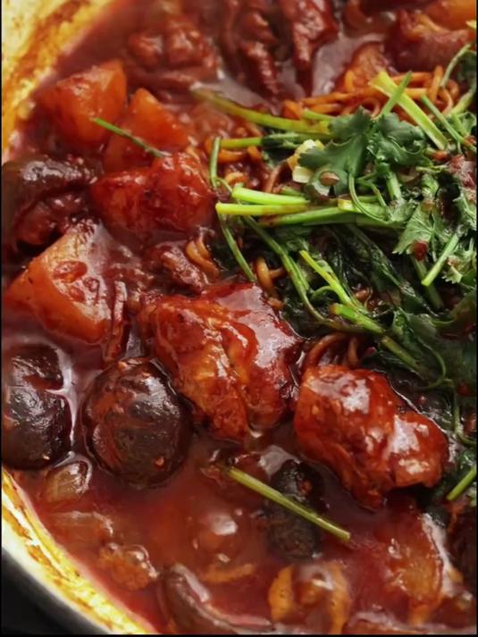 鸡肉这样做又香又嫩,配上自己爱吃的配菜,满满一大锅太香啦!