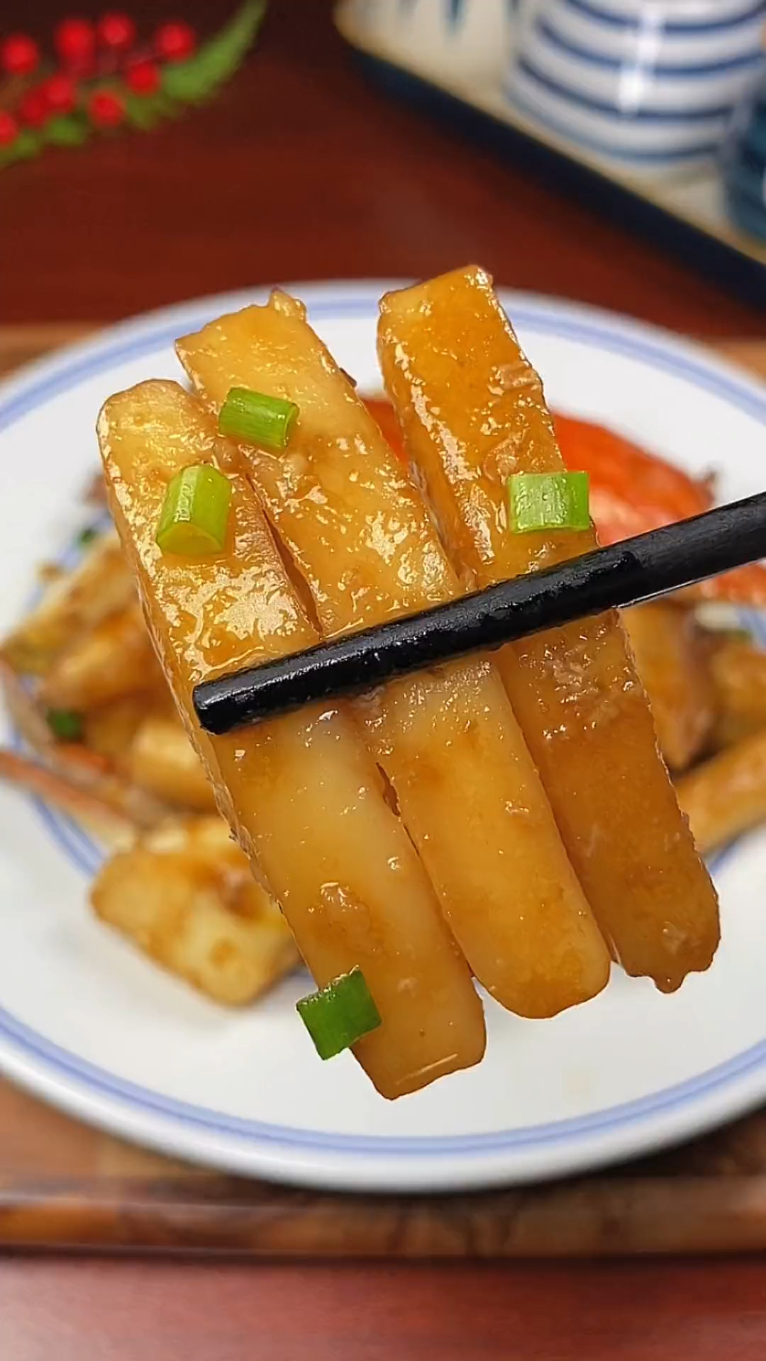 梭子蟹炒年糕,蟹肉干香浓郁,年糕软糯鲜甜,好吃到舔手指