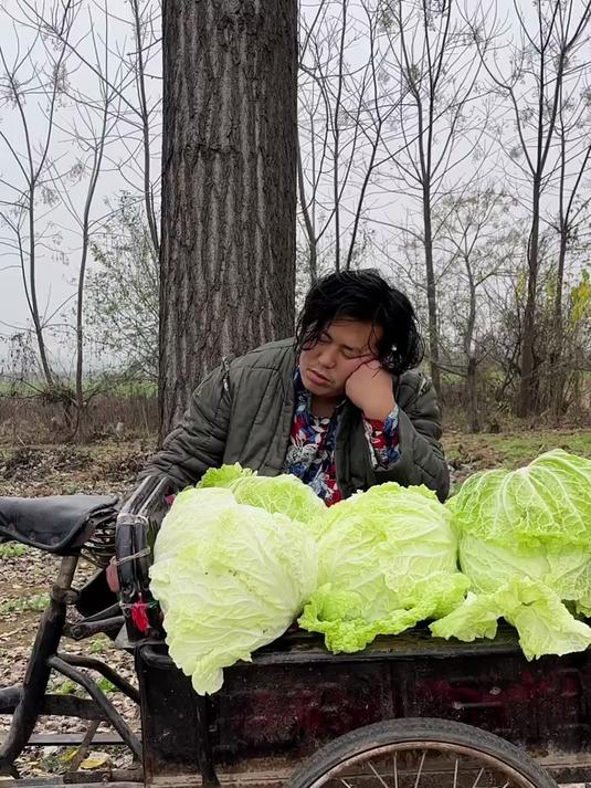 路边摆地摊卖白菜遇到个这么牛的姑娘，实在太逗了
