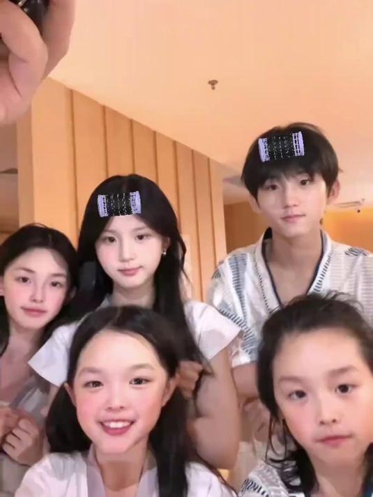 鲨鱼哥哥和鲨鱼姐姐也很像龙凤胎啊～格格姐姐在旁边也太可爱了