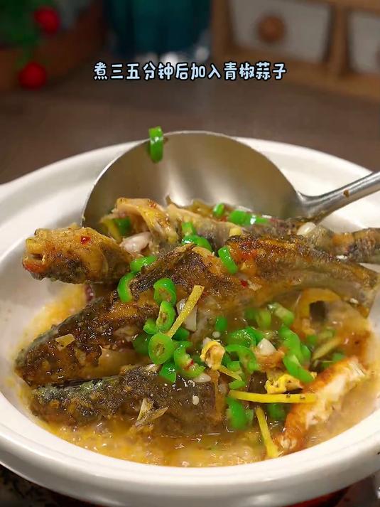 香辣鲜美的黄鸭叫焖荷包蛋，百吃不腻的一道家常菜