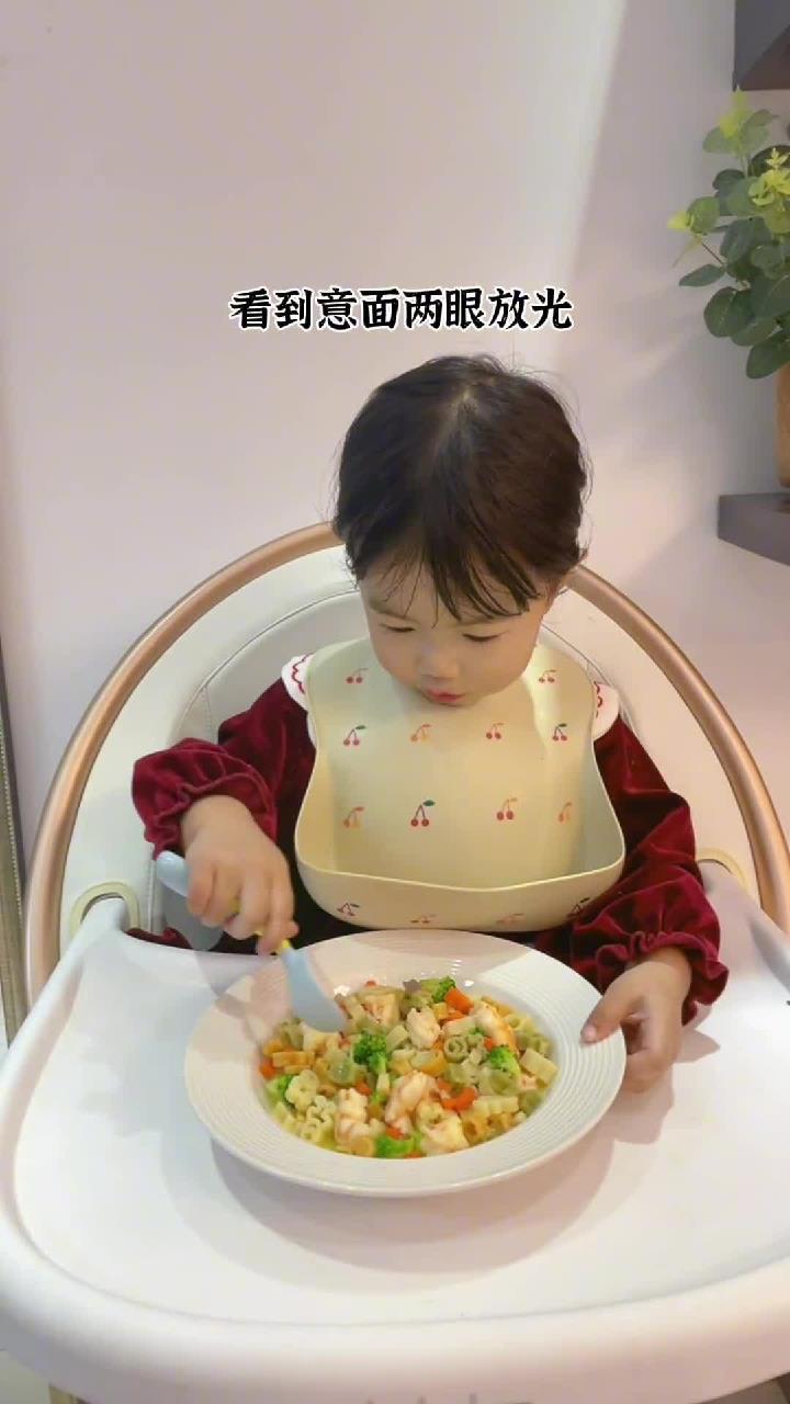 好吃的玉米浓汤意面,加点虾和蔬菜在里面,味道更赞了,喝的连汤都不剩