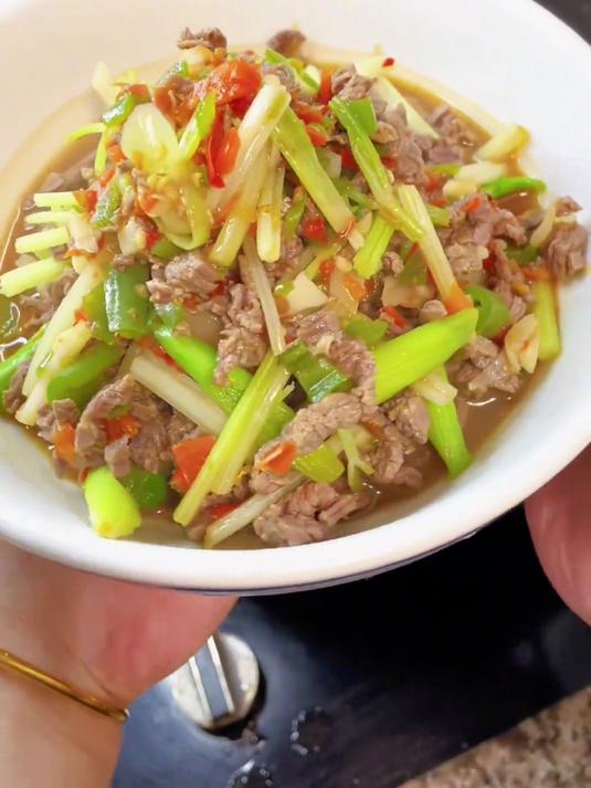 味美汤鲜的带汤雪花牛肉,汤汁拌饭拌面都很绝