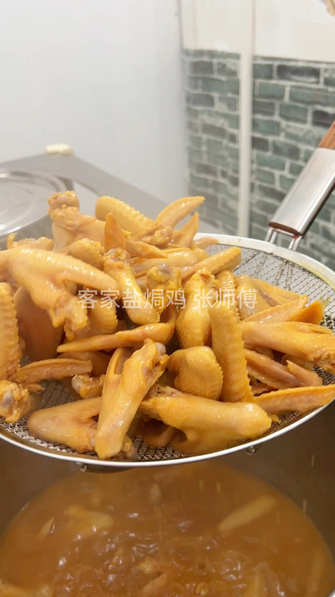 盐焗鸡翅家常版做法:鸡翅5斤,盐焗王调味料180克,胡椒粉2克,盐2克,沙姜2克