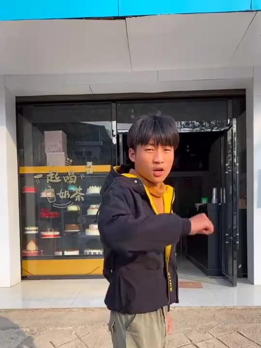 星期天吃一个汉堡鸡排奶茶套餐、开心就好!