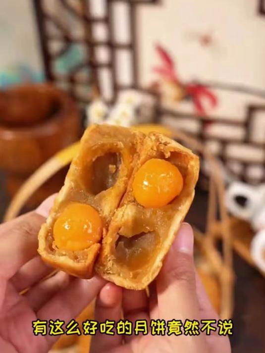 广式双黄莲蓉月饼选料讲究，莲蓉细腻裹着咸香蛋黄，常温即食精致