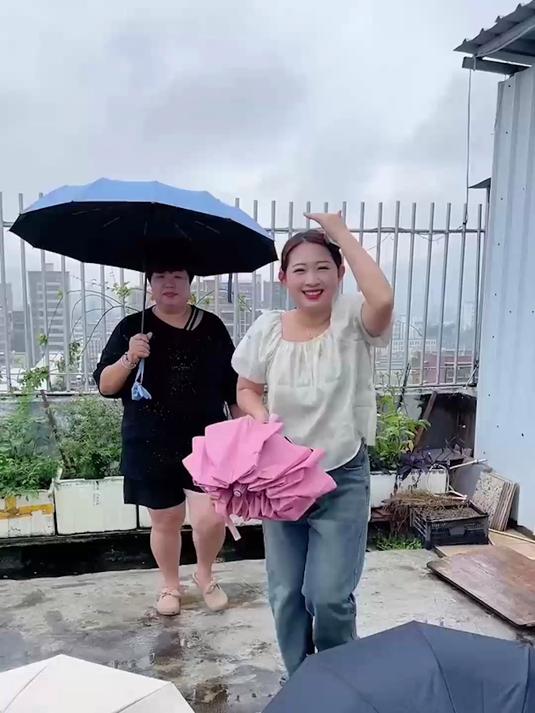 告别湿身!超大号雨伞伞面加宽,暴雨也从容,妈妈看了都说好。#超大号雨伞#
