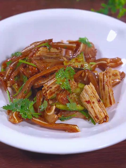 我家餐桌上都会有这道凉拌猪耳朵