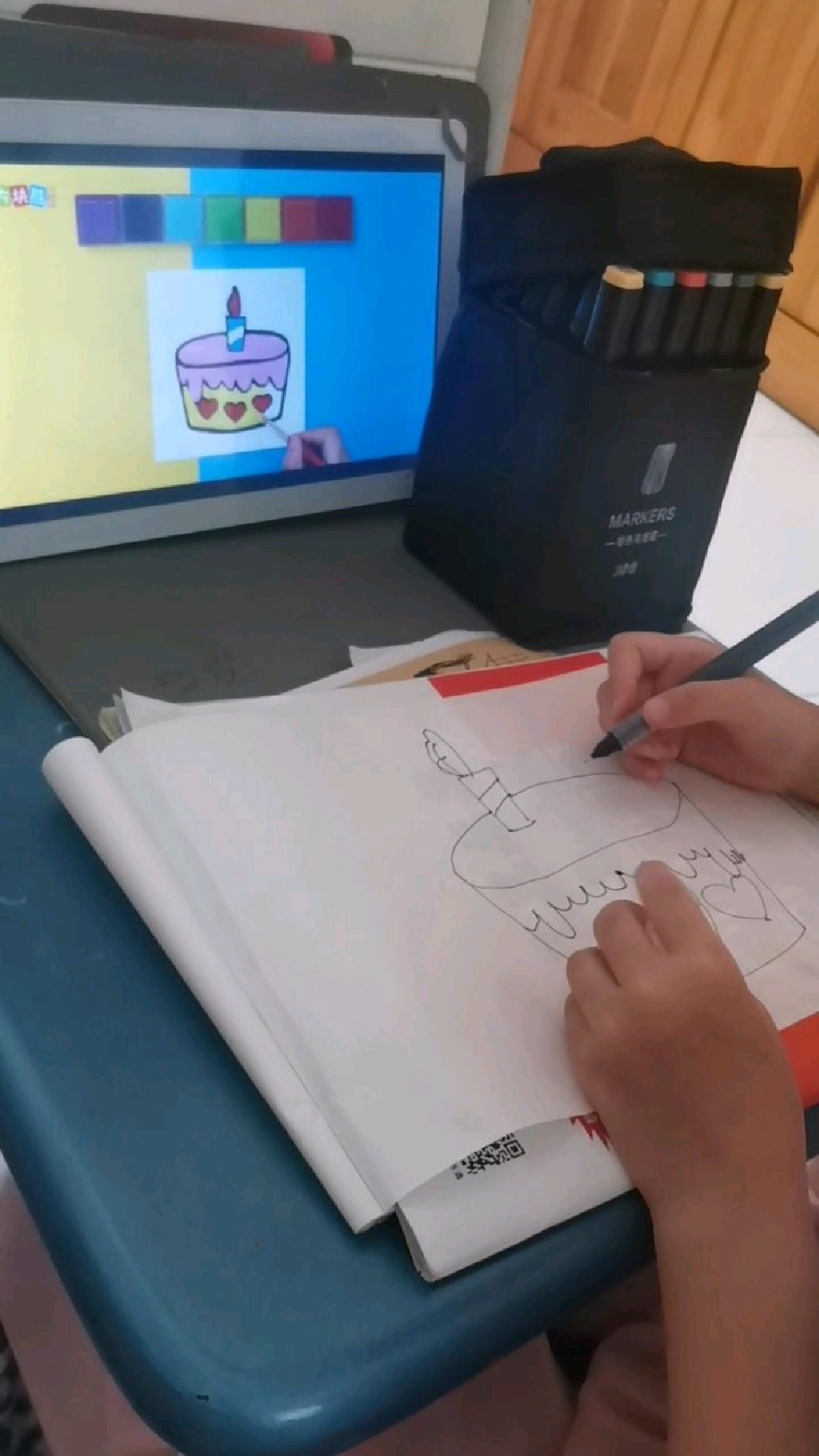 小宝贝学画画,蛋糕画得真漂亮