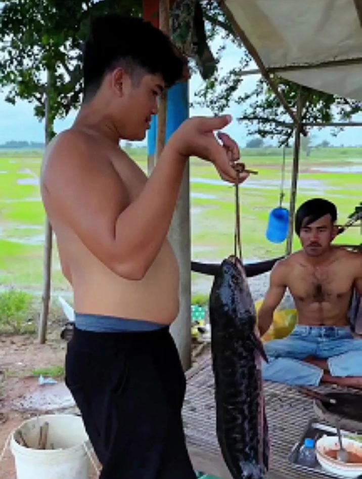 东南亚人是有多喜欢吃生鱼片,这种生鱼片你一定不敢吃吧,真香啊