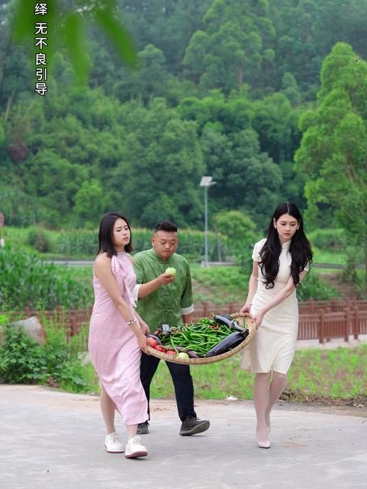 又到了吃各种蔬菜的季节，辣椒和茄子像我这样做