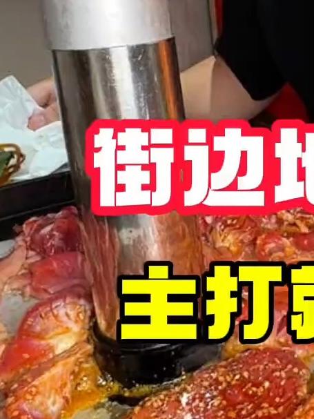 东北的夏天，街边烤肉太舒服了！街边地锅烤肉，主打的就是实惠！