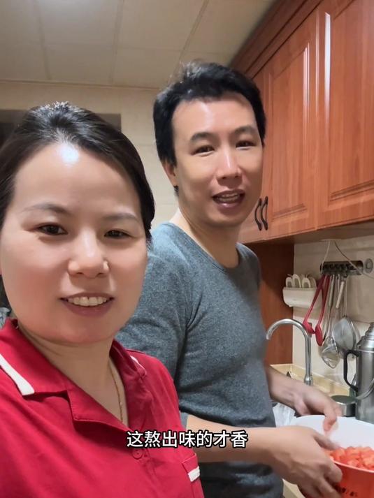 杰哥做意面还真有一手,俩孩子都非常爱吃,今天我给他拍下来了