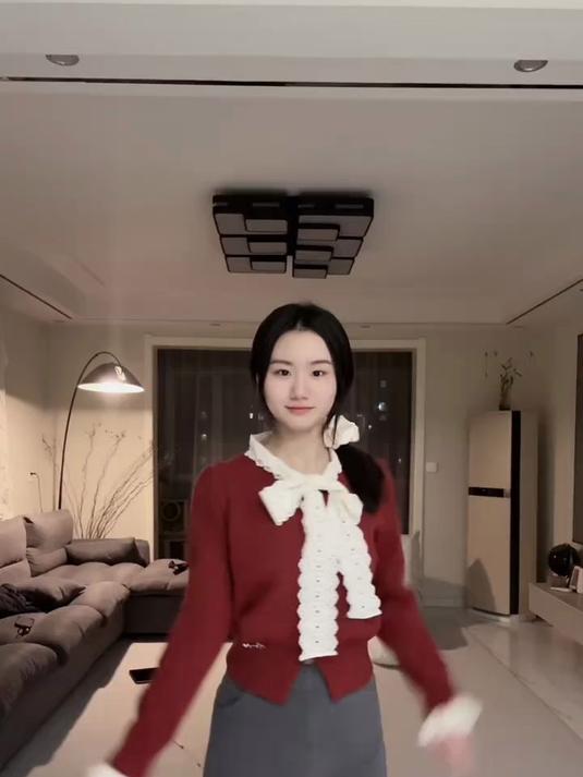 铁铁们新年快乐!来贴贴～春节气氛组已就位 铁铁贴贴舞