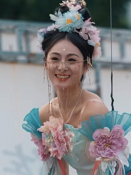 洛邑古城天女散花火了,每个表情都是表情包,快打卡爱笑的小仙女