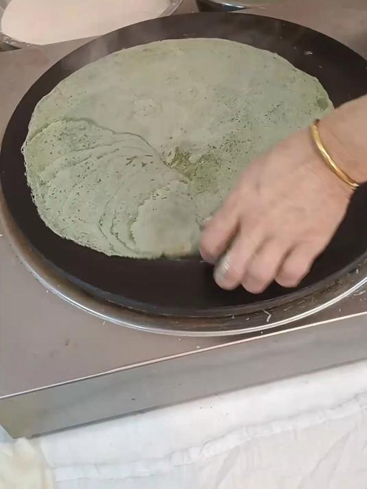 纯手工制作的美食,特别的美味,用青团制作的煎饼就是香