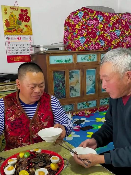 俺们这嘎达下雪了,做点村长下酒菜又给老爹冲的黄瓜籽粉