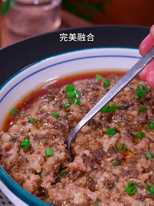 今天分享这道广东非常受欢迎的梅干菜蒸肉饼