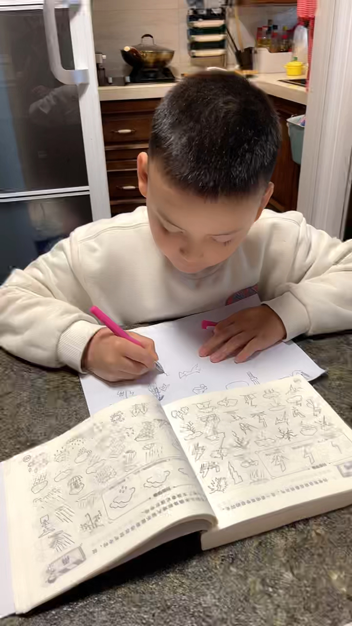 封控期间陪孩子学简笔画