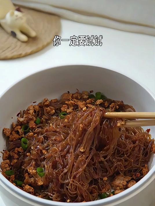 下班如何快速吃上饭!天热不知道吃什么,简单做个肉沫炒粉丝!