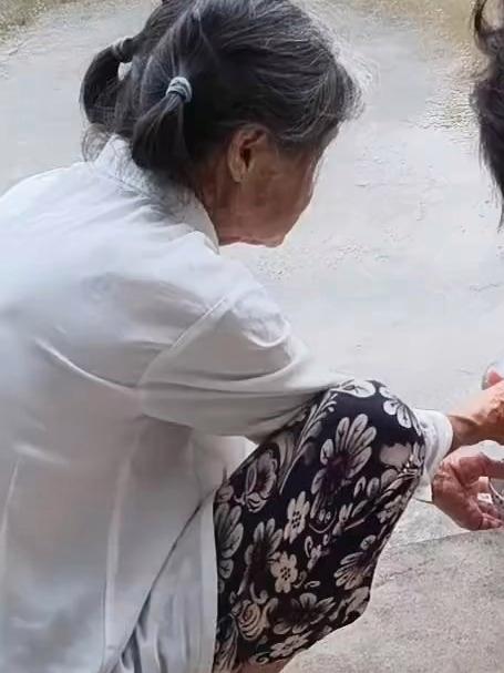 三人合力开辣椒酱仍翻车,袋装酱料突然撕裂喷溅