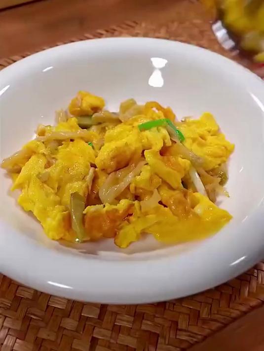 每次家里没菜的时候,我就会做这道榨菜炒鸡蛋,做法简单