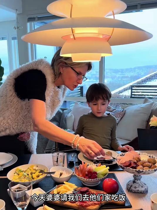 婆婆请我们去吃午餐,太有仪式感了!