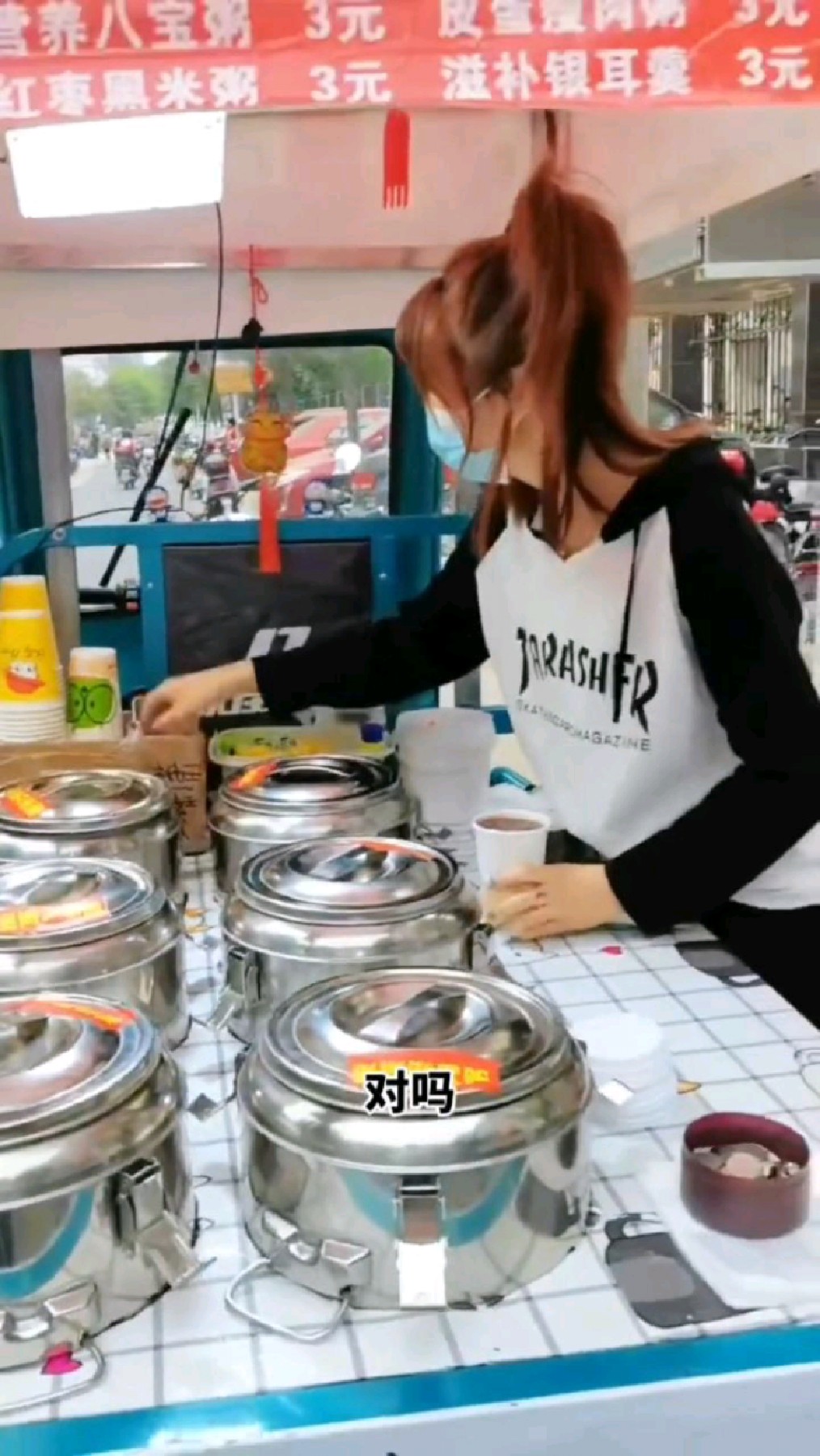 年轻美女不上班,早上街头摆摊卖早餐粥生意好,很多人都羡慕!