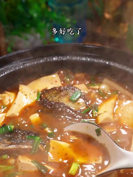 今天做的这个紫苏鱼头烧豆腐，鲜香滑嫩，汤汁浓郁