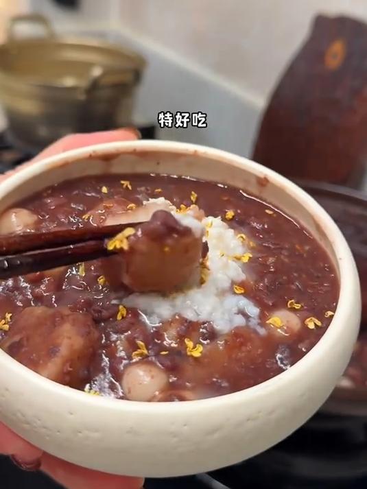 入冬了做个绵密的红豆沙包裹着糯叽叽的小圆子 真好吃