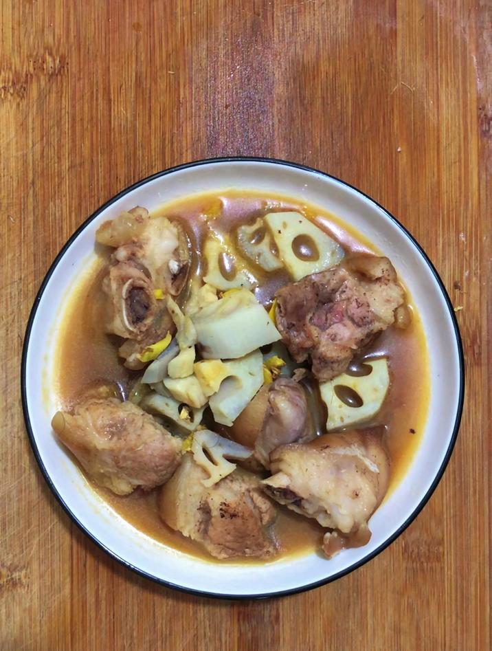 猪手怎么做好吃又简单方法,分享一道猪手炖莲藕