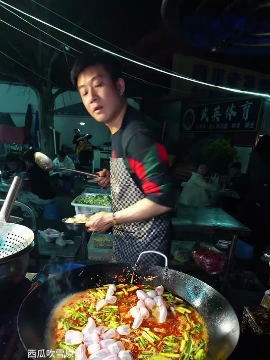 成都夜市大排档 夜幕下的四川成都,大家都出来吃夜宵了!