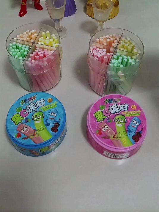 给娃娃们喝饮料