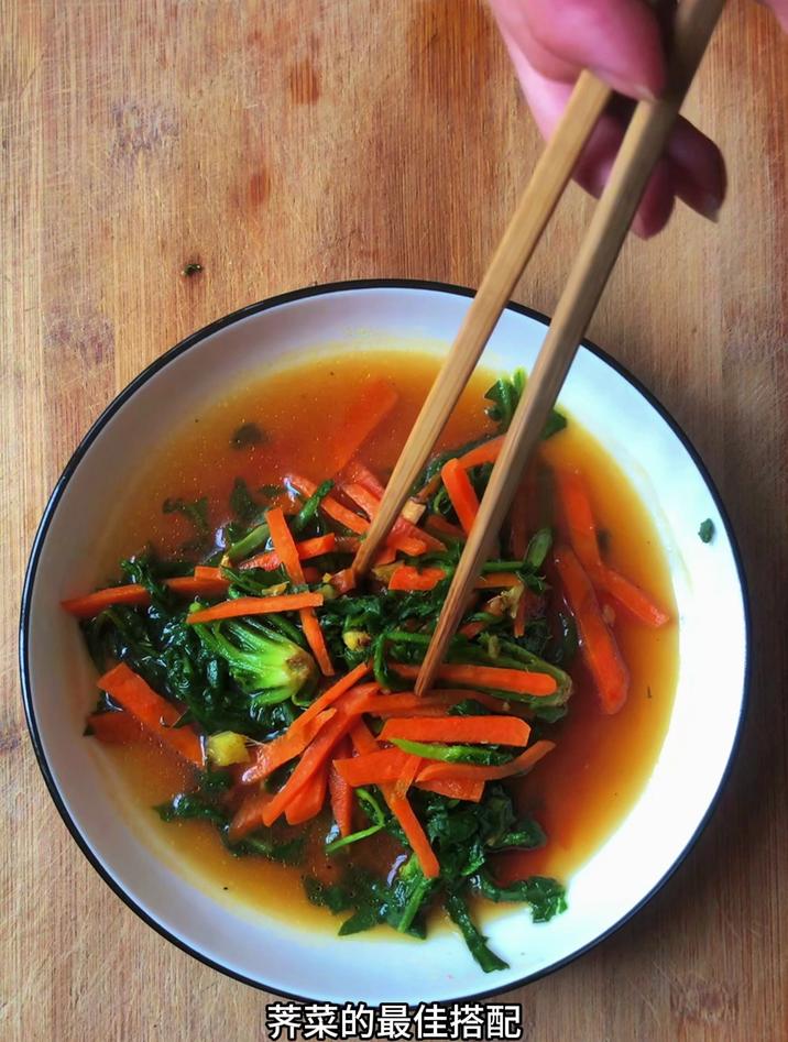 荠菜的最佳搭配,像我这样搭配胡萝卜一起炒,简单又好吃