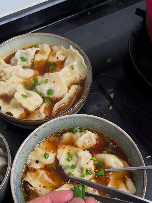 下雨一整天，包一些玉米鲜肉饺子，皮爽滑，馅鲜嫩，超好吃