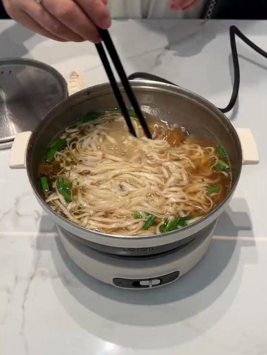 这个电煮锅折叠后就一个饭盒大小,外出携带很方便,两档火力调节