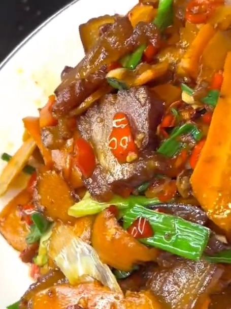 自家烟熏腊肉搭配本地胡萝卜,真的没法拒绝