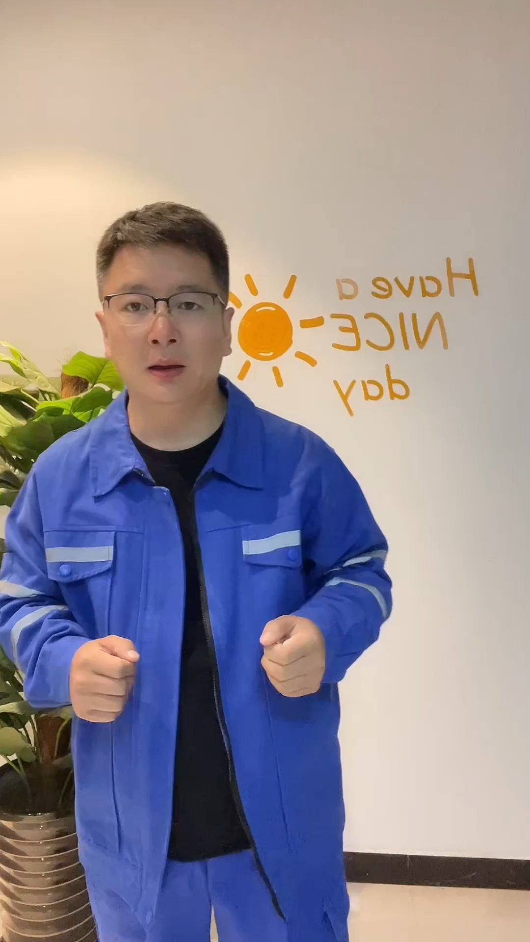 石油化工公司管道工,电焊工必须穿纯棉材质工作服。