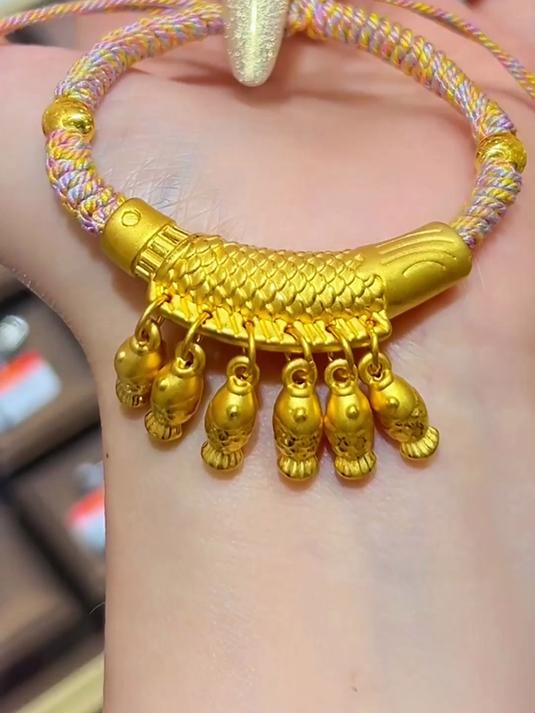 美女来金店买好多鱼，这才是真正的“金鱼”！