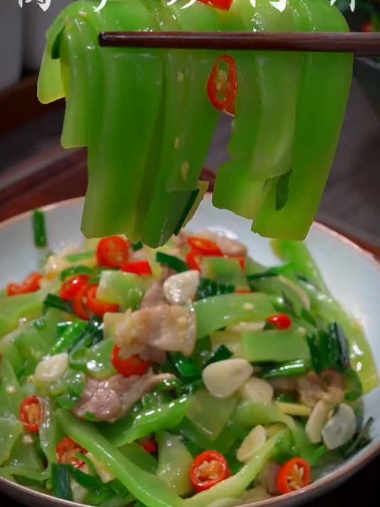 国庆节放假可以给家人做一道这个莴笋炒肉片