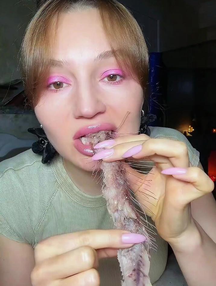 俄罗斯人是有多喜欢吃烟熏鱼和腌鱼,真是好吃到连骨头都不剩