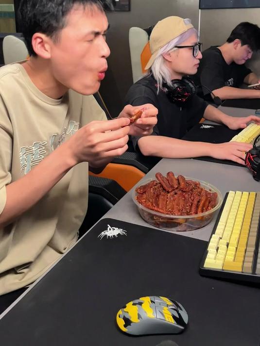 dm 湖南人都这么能吃辣的吗，这个鸭全翅爆辣上头 #无辣不欢##鸭翅#