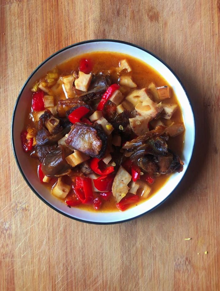 莲藕怎么做才好吃,分享一道莲藕炒腊鸭腿